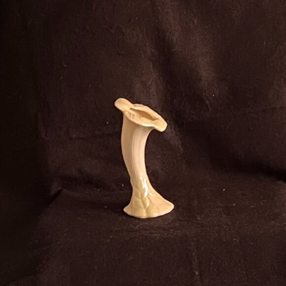 Vintage Belleek/Ireland Porcelain Flower Vase* - Picture 3 of 9